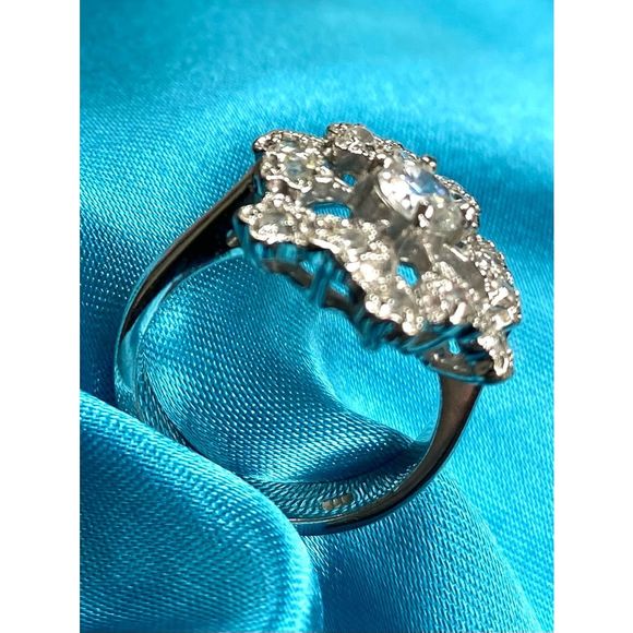 DD# Striking Ring Multiple Cz in 925 Silver & Rhodium overlay. Sz 7 - Picture 8 of 12